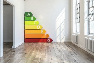 Die Energiebalken eines Energielabels in einem Wohnraum
