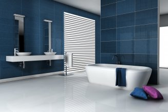 Bad mit blauen Fliesen, Badewanne und zwei Waschbecken