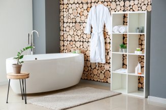 Modernes Bad mit Badewanner und holzernem Hintergrund
