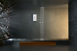 Durchlauferhitzer Siemens DE1518628 in einem dunkelgrauen, cleanen Bad neben einer Regendusche hängend