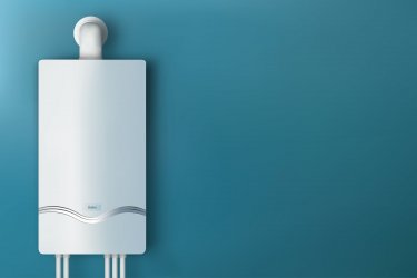 Gas Durchlauferhitzer im Innenbereich Ein Gas Durchlauferhitzer an einer blauen Wand montiert